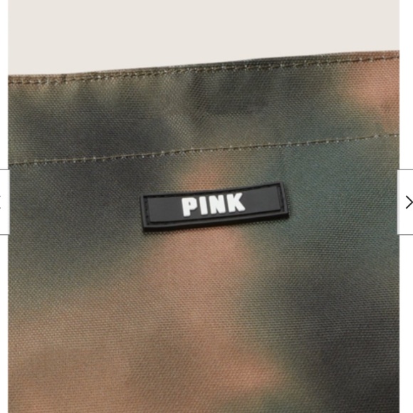 🎉HOST PICK🎉 PINK Victoria's Secret Ltd Edition Weekender Tote Camo Blur - Picture 2 of 4